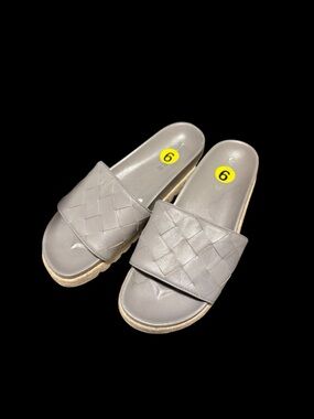 J/Slides Grey leather size 9 sandals Lightweight, Comfy, Casual Slip On